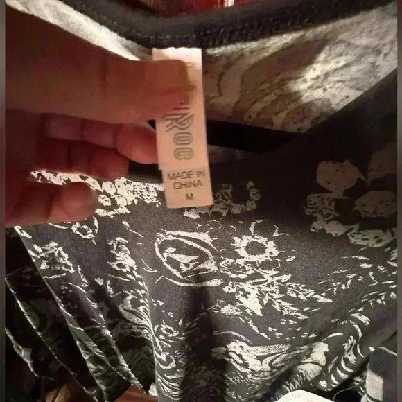 Lularoe medium black & grey floral and plaid long sleeve Lynnae top. NWT. Fun! - Picture 5 of 8